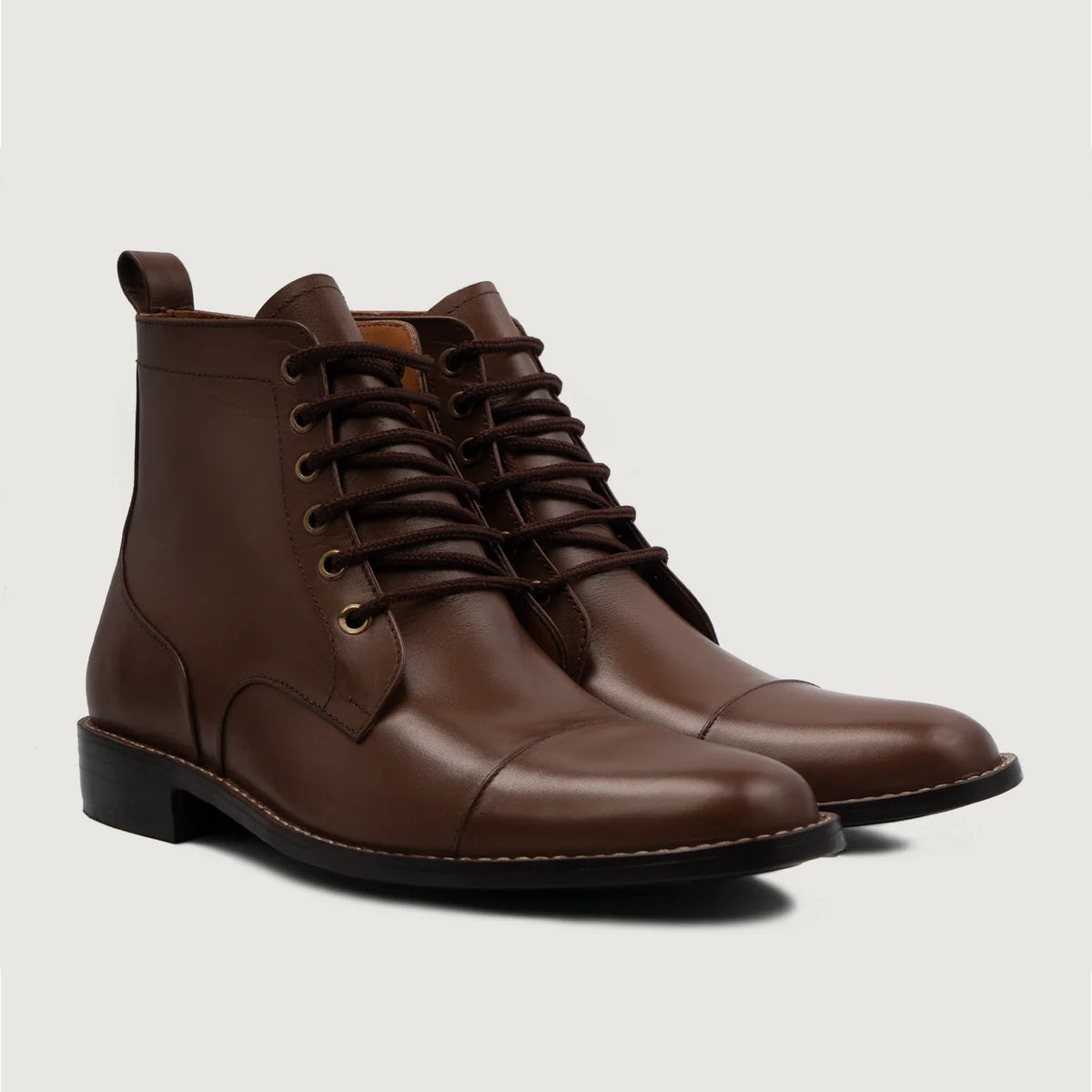 Knight Derby Коричневый Кожаные ботинки для Мужчин For Men in Brown Full-Grain Leather - Вид сбоку | Купить в официальном онлайн-магазине