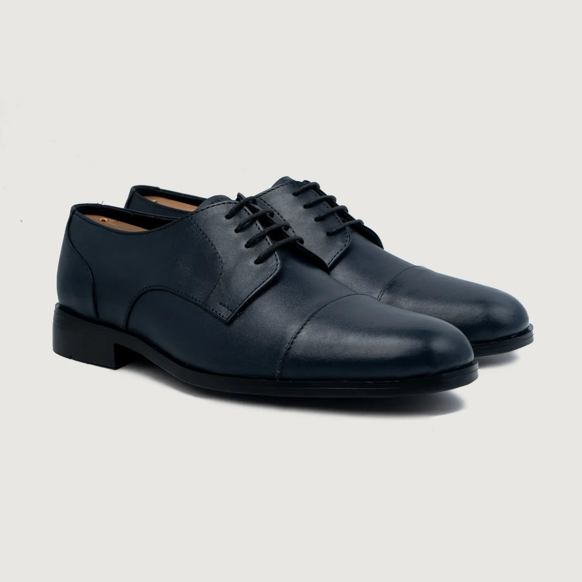 Attorney Derby Midnight Синий Кожаная обувь для Мужчин For Men in Midnight Blue Full-Grain Leather - Вид сбоку | Купить в официальном онлайн-магазине