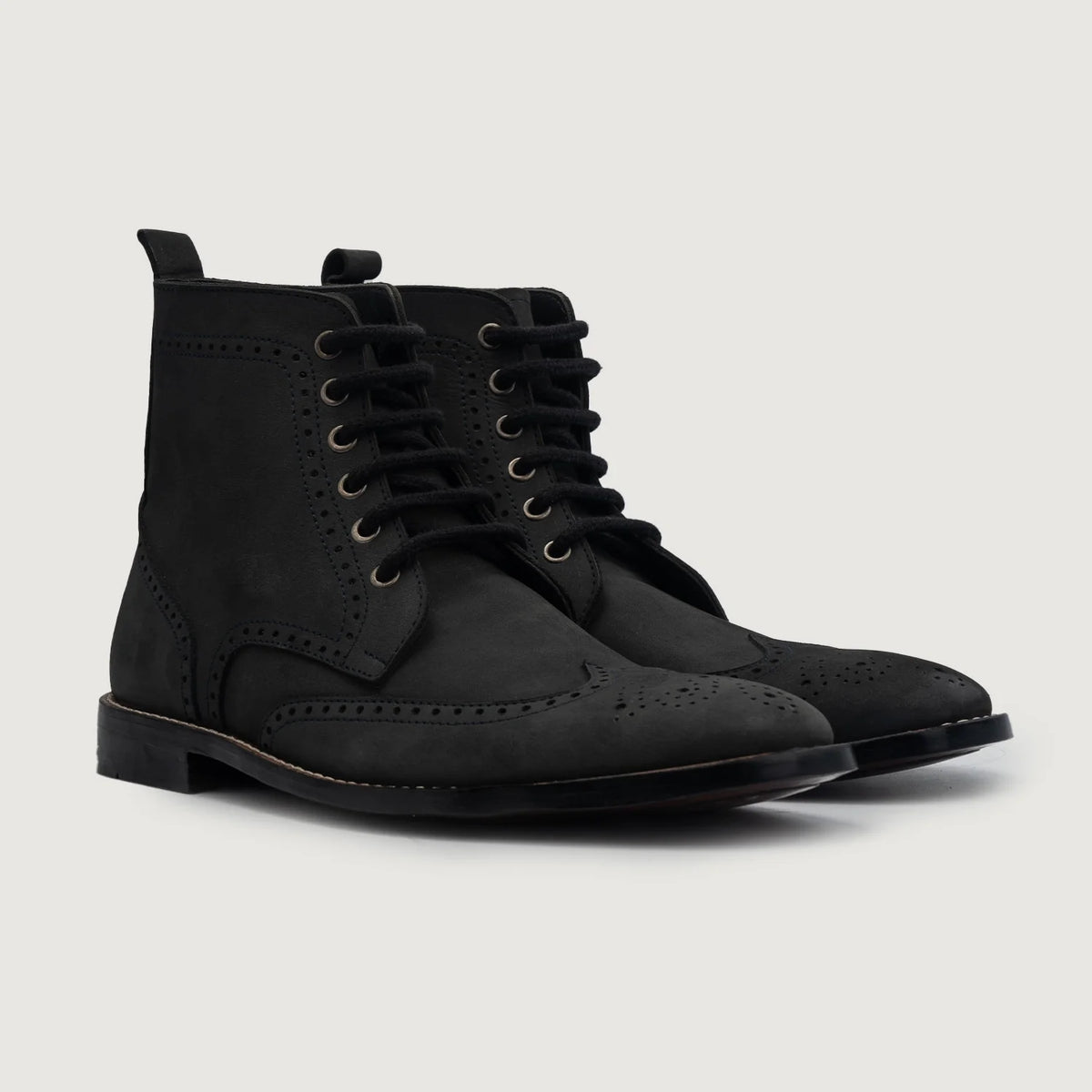 Duster Brogues Derby Черный Nubuck Кожаные ботинки для Мужчин For Men в натуральной черной яловой коже - Вид спереди и приталенный силуэт | Купить в официальном онлайн-магазине