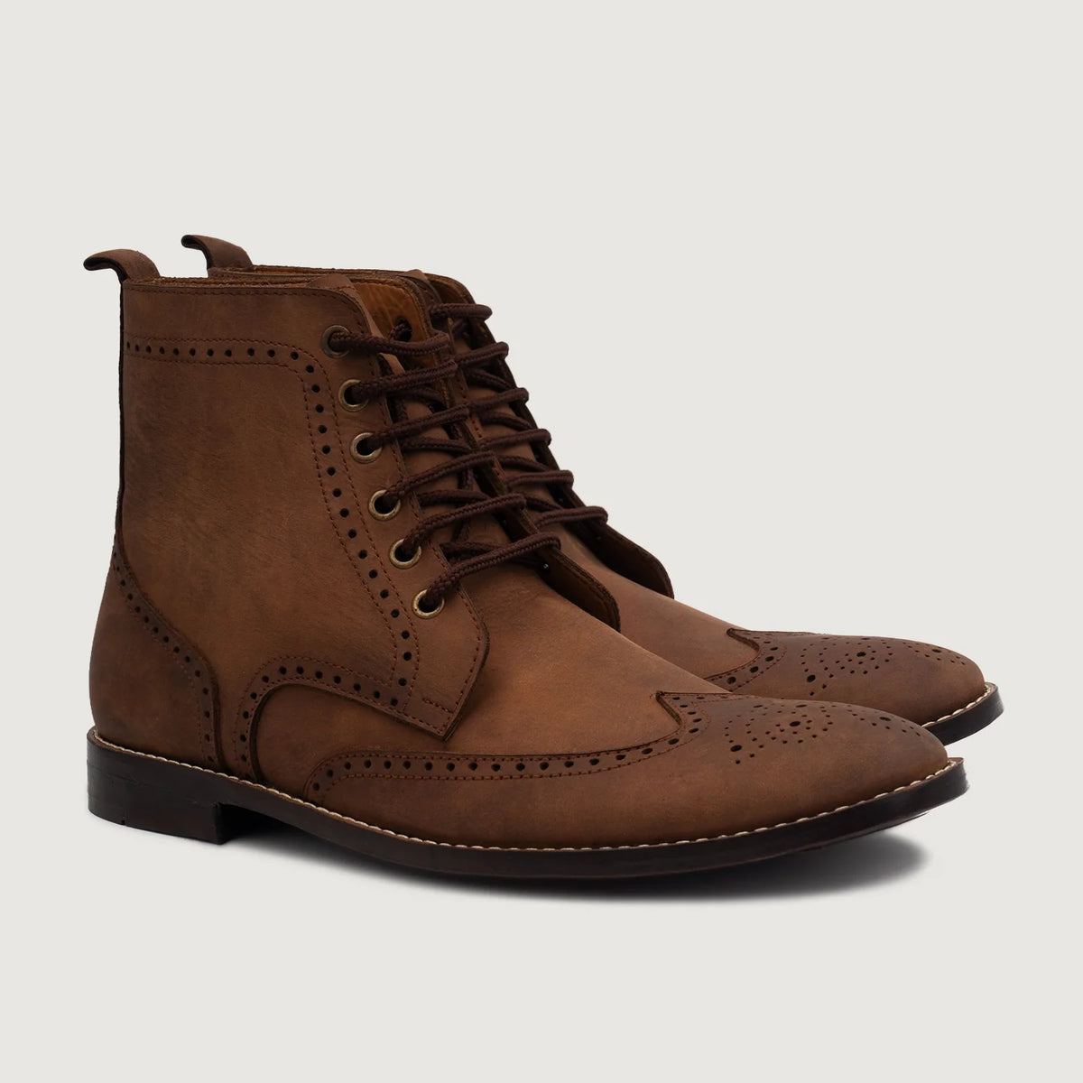 Duster Brogues Derby Oil Pull-up Коричневый Кожаные ботинки для Мужчин in Brown Full-Grain Leather - Вид спереди и приталенный силуэт | Купить в официальном онлайн-магазине