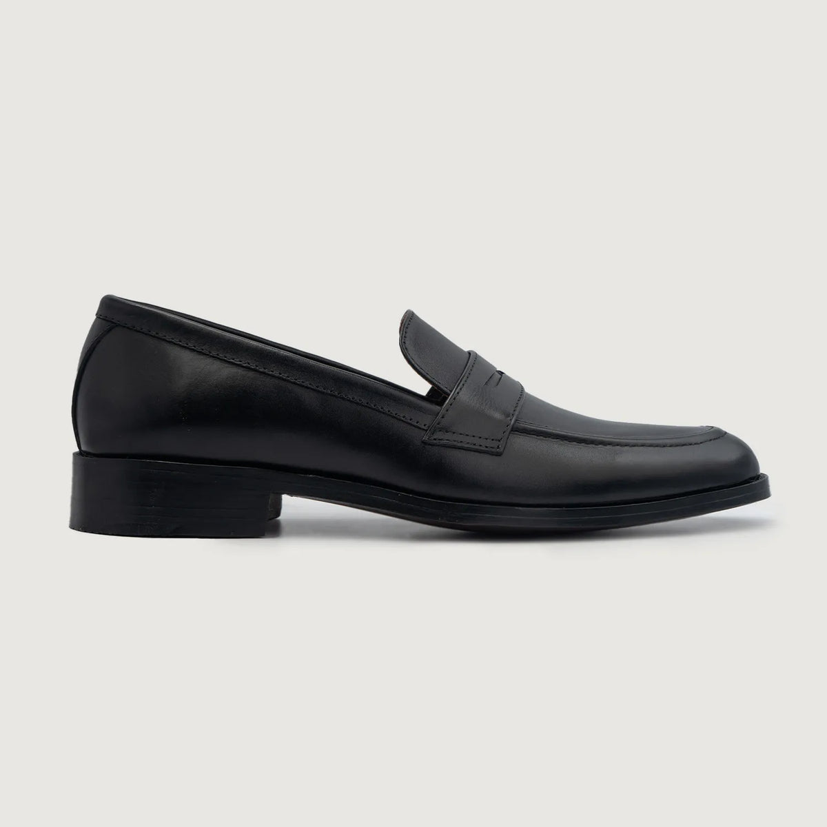 Black Full-Grain leather Loafers - Рантовая конструкция Goodyear Welt и носок обуви