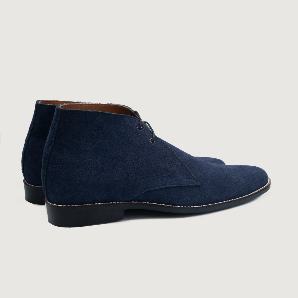 High-Traction Rubber Outsole & Lug Tread Pattern on Corry Chukka Midnight Синий Suede Кожаные ботинки для Мужчин For Men
