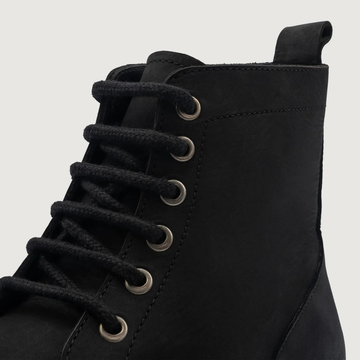 High-Traction Rubber Outsole & Lug Tread Pattern on Knight Derby Черный Nubuck Кожаные ботинки для Мужчин For Men