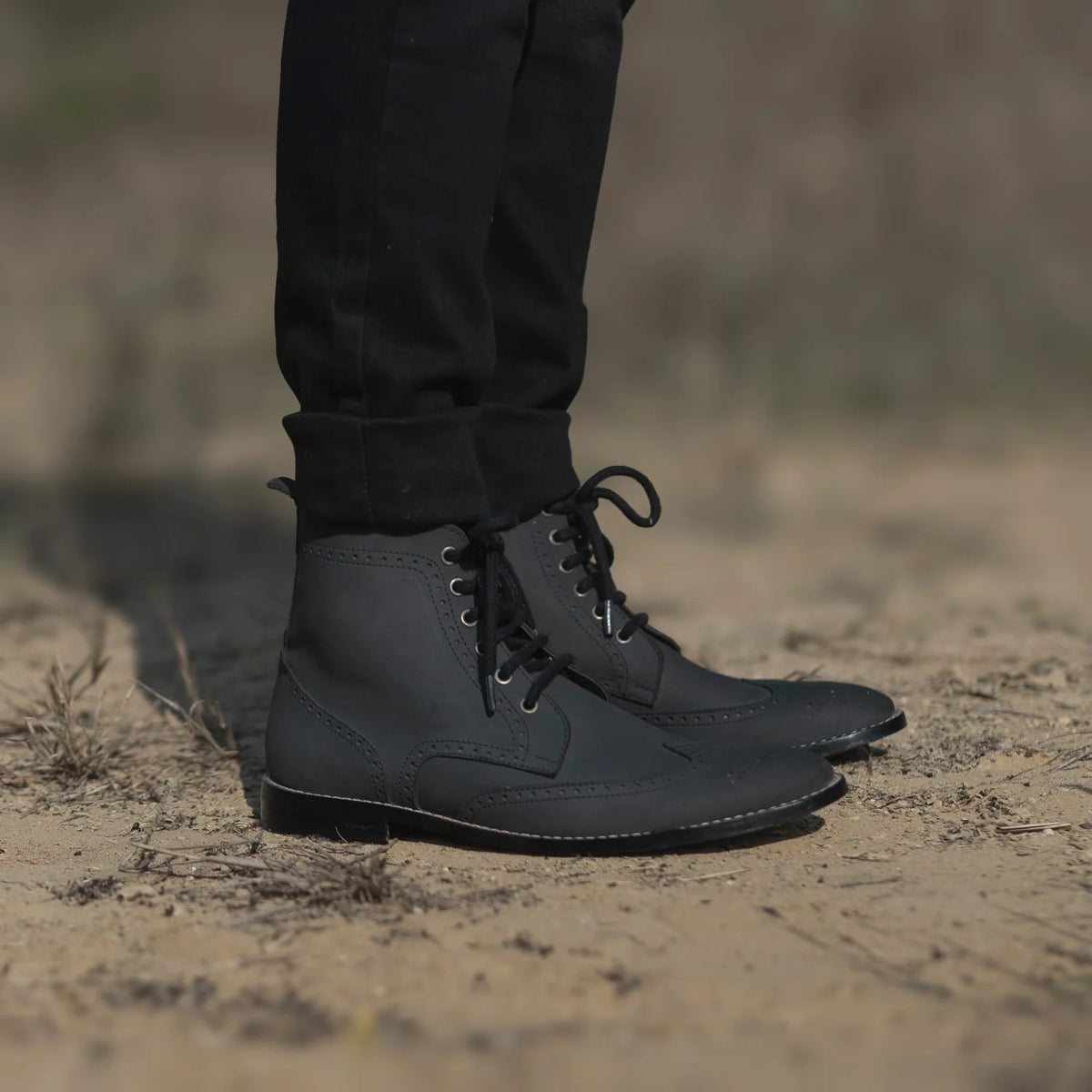 Как выглядит на человеке:  Duster Brogues Derby Черный Nubuck Кожаные ботинки для Мужчин For Men на модели — естественные складки при дневном свете