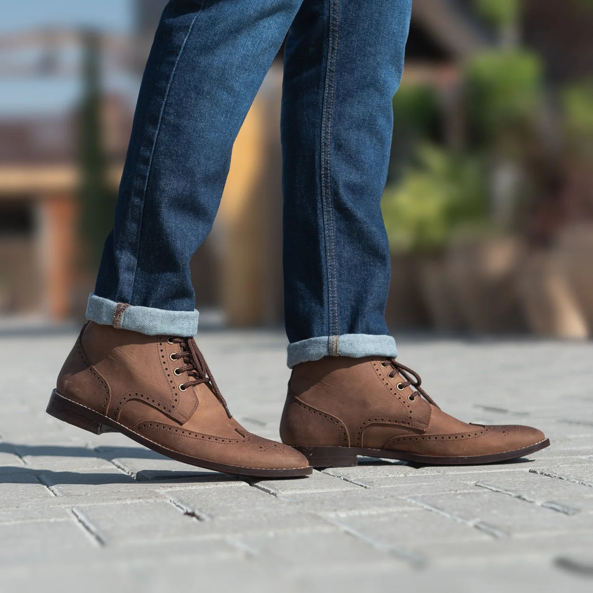 Как выглядит на человеке:  Duster Brogues Derby Oil Pull-up Коричневый Кожаные ботинки для Мужчин на модели — естественные складки при дневном свете