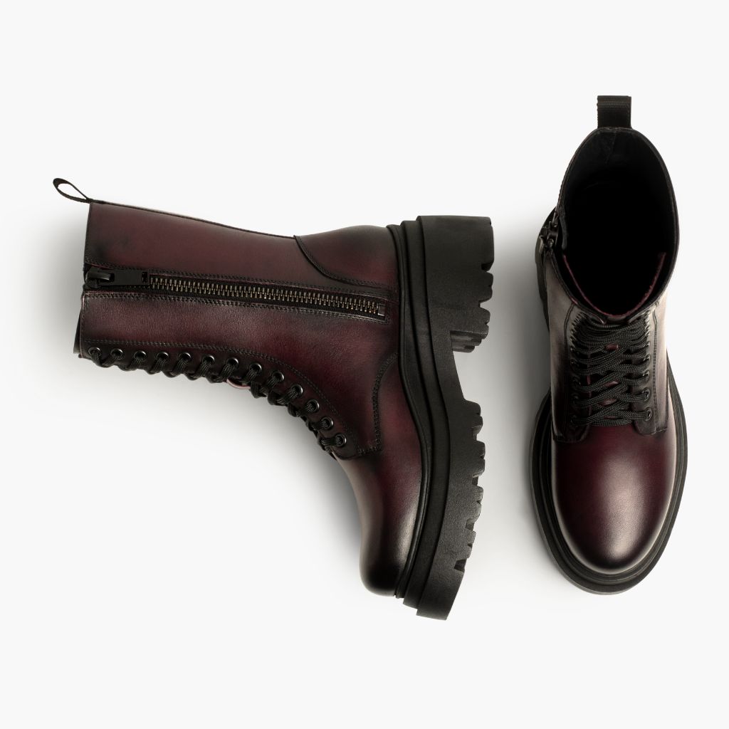 High-Traction Rubber Outsole & Lug Tread Pattern on Fatale Черный Cherry Кожаные ботинки для Женщин