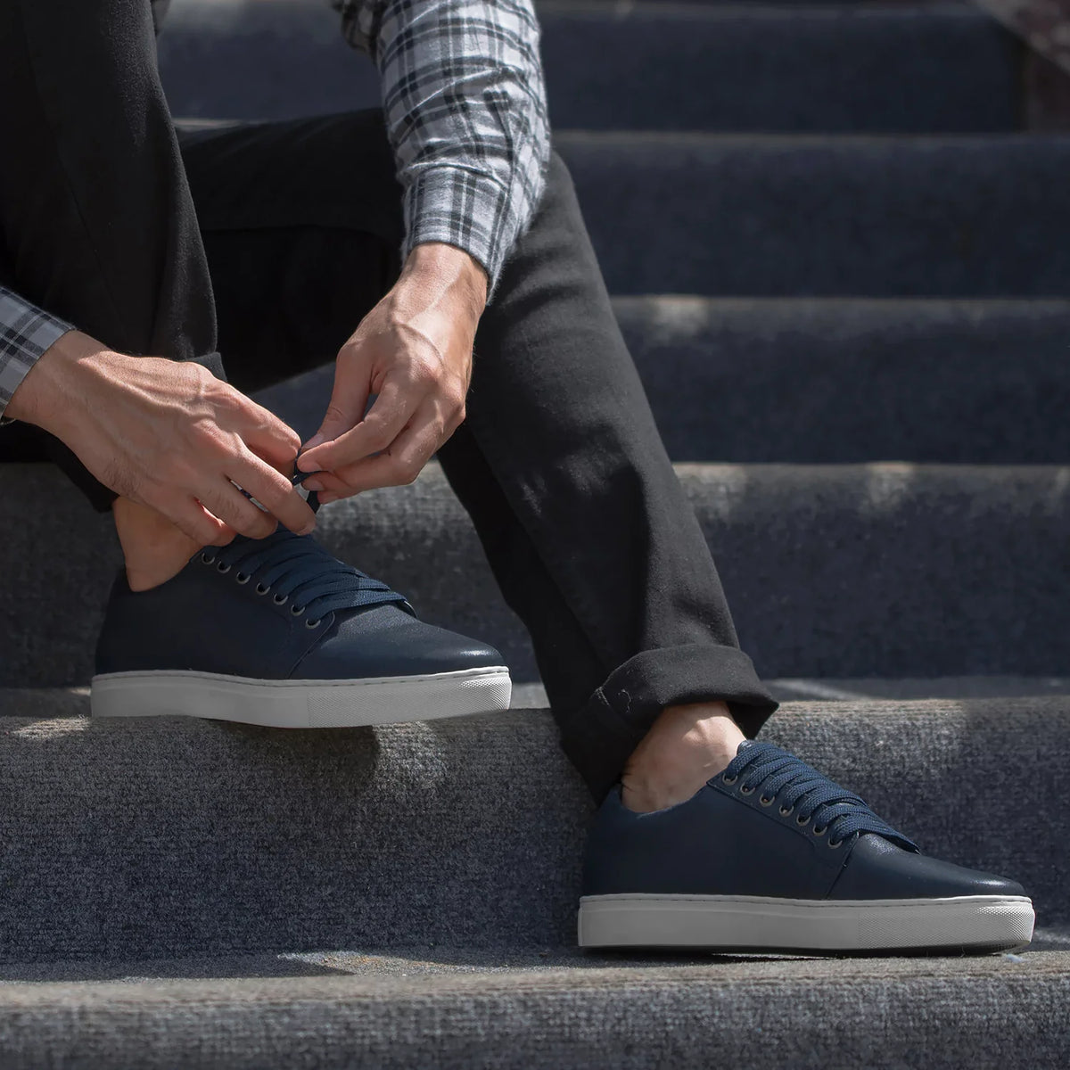 High-Traction Rubber Outsole & Lug Tread Pattern on Murphy Low Top Midnight Синий Кожаные кеды для Мужчин