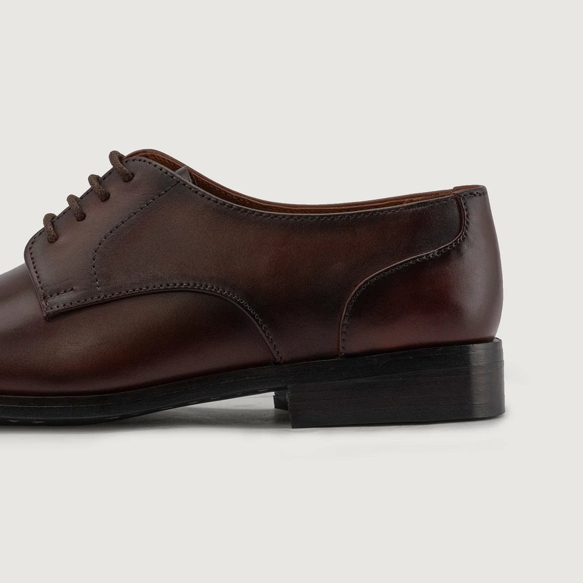 Authentic Full-Grain Leather Grain Depth & Pull-Up Patina Texture Detail