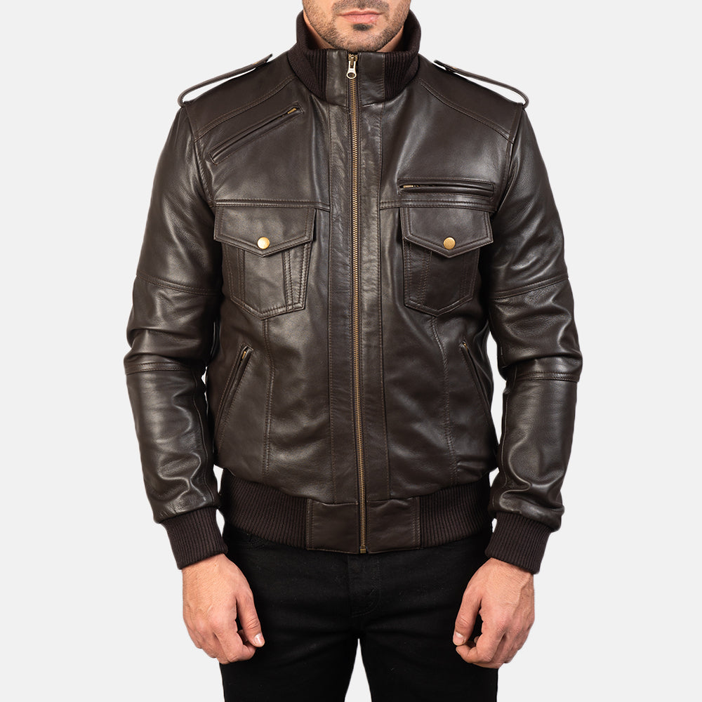 
Крупный план деталей of High neck & Zipper Hardware on Agent Shadow Коричневый Кожаный бомбер для Мужчин
