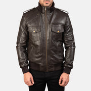 
Крупный план деталей of High neck & Zipper Hardware on Agent Shadow Коричневый Кожаный бомбер для Мужчин