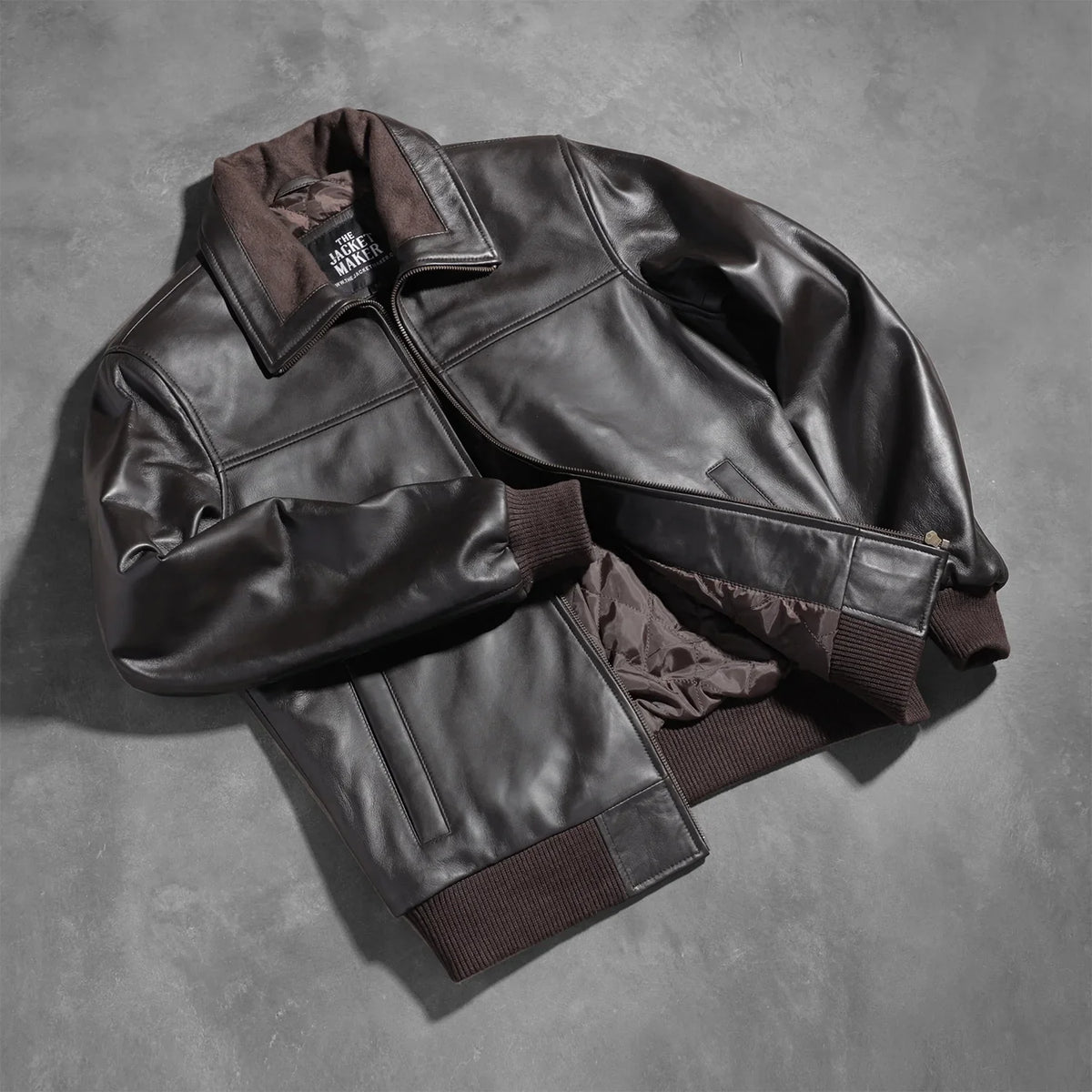 
Как выглядит на человеке:  Air Rolf Mocha Brown Leather Bomber Jacket на модели — естественные складки при дневном свете