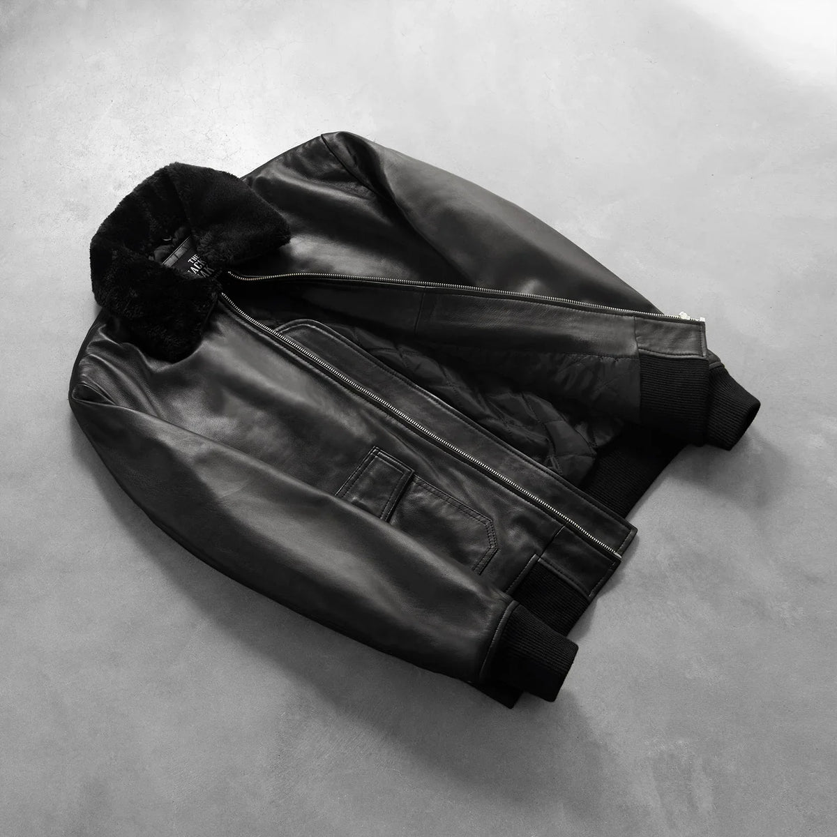 
Airin G-1 Черный Кожаный бомбер для Мужчин - Natural Daylight Drape