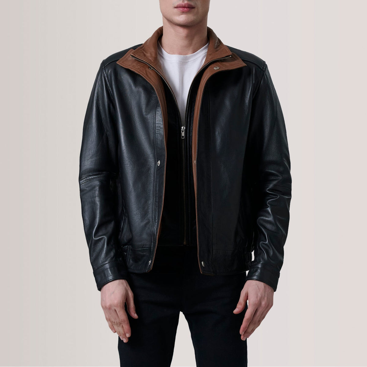 
Alfred Brown Leather Bomber Jacket For Men in Brown Sheepskin Leather - Вид спереди и приталенный силуэт | Купить в официальном онлайн-магазине