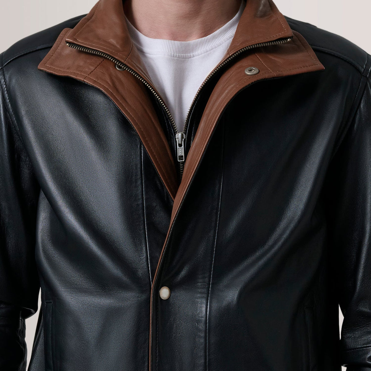 
Вид подкладки Showing Quilted Polyester Lining & Два функциональных внутренних кармана