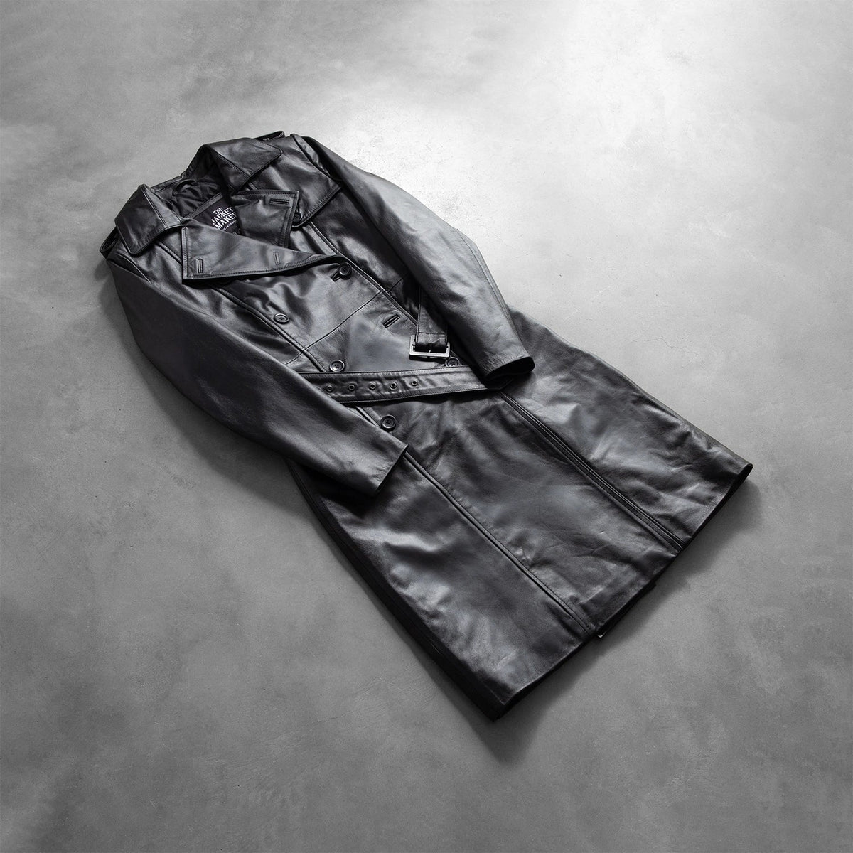 
Как выглядит на человеке:  Alice Black Double Breasted Leather Coat на модели — естественные складки при дневном свете