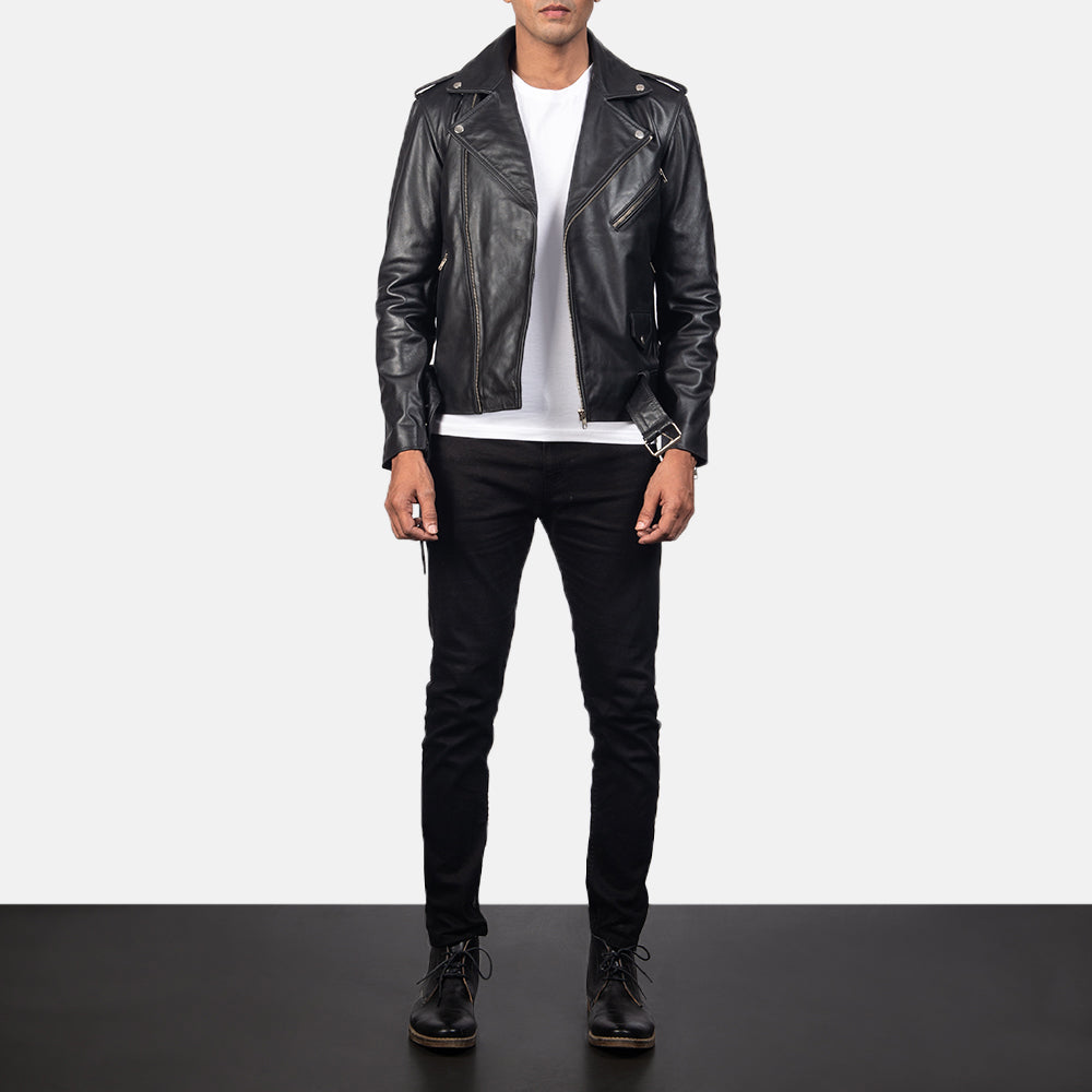 
Allaric Alley Black Leather Biker Jacket - Вид сбоку, демонстрирующий эргономичный крой рукава