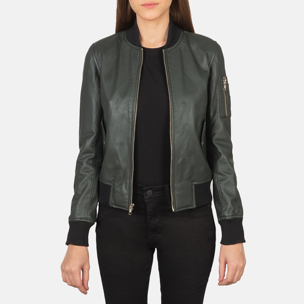 
Ava Ma-1 Green Leather Bomber Jacket in Green Sheepskin Leather - Вид спереди и приталенный силуэт | Купить в официальном онлайн-магазине