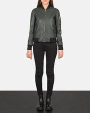 
Ava Ma-1 Green Leather Bomber Jacket - Вид сбоку, демонстрирующий эргономичный крой рукава