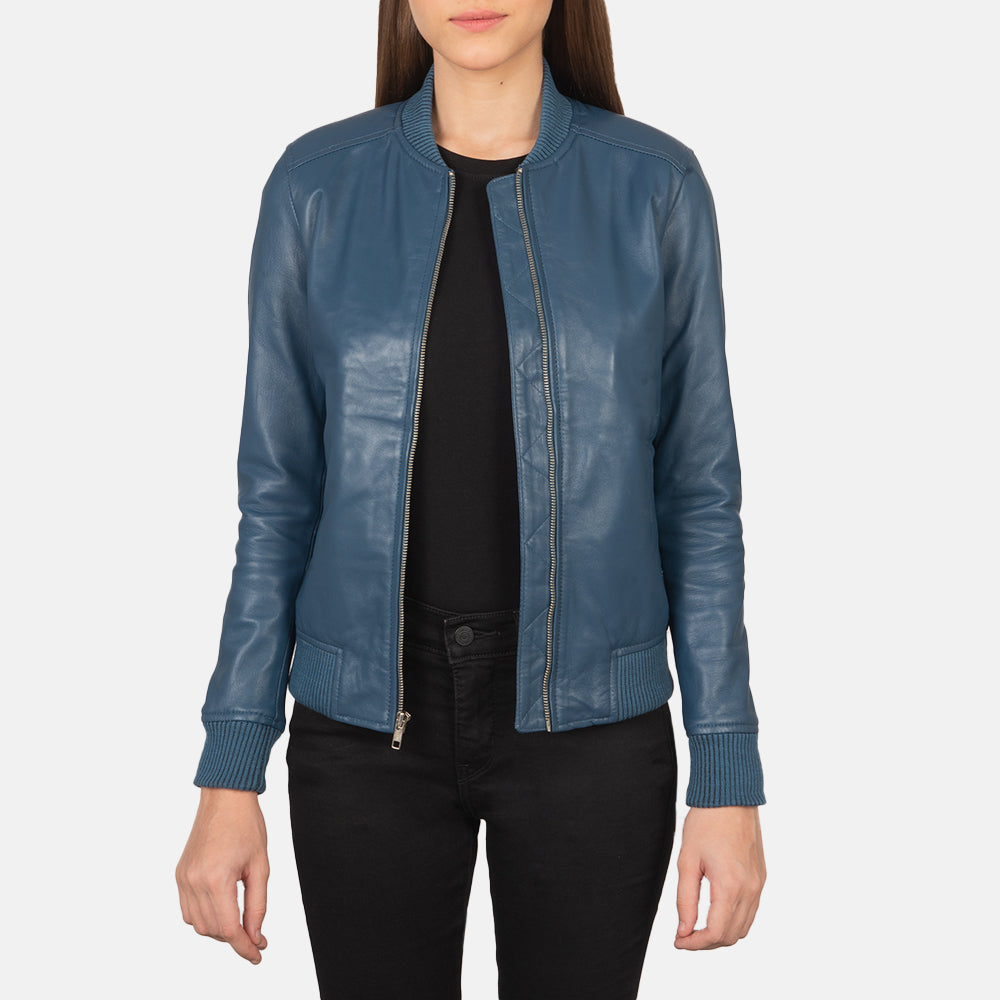 
Bliss Синий Кожаный бомбер для Женщин in Blue Sheepskin Leather - Вид спереди и приталенный силуэт | Купить в официальном онлайн-магазине