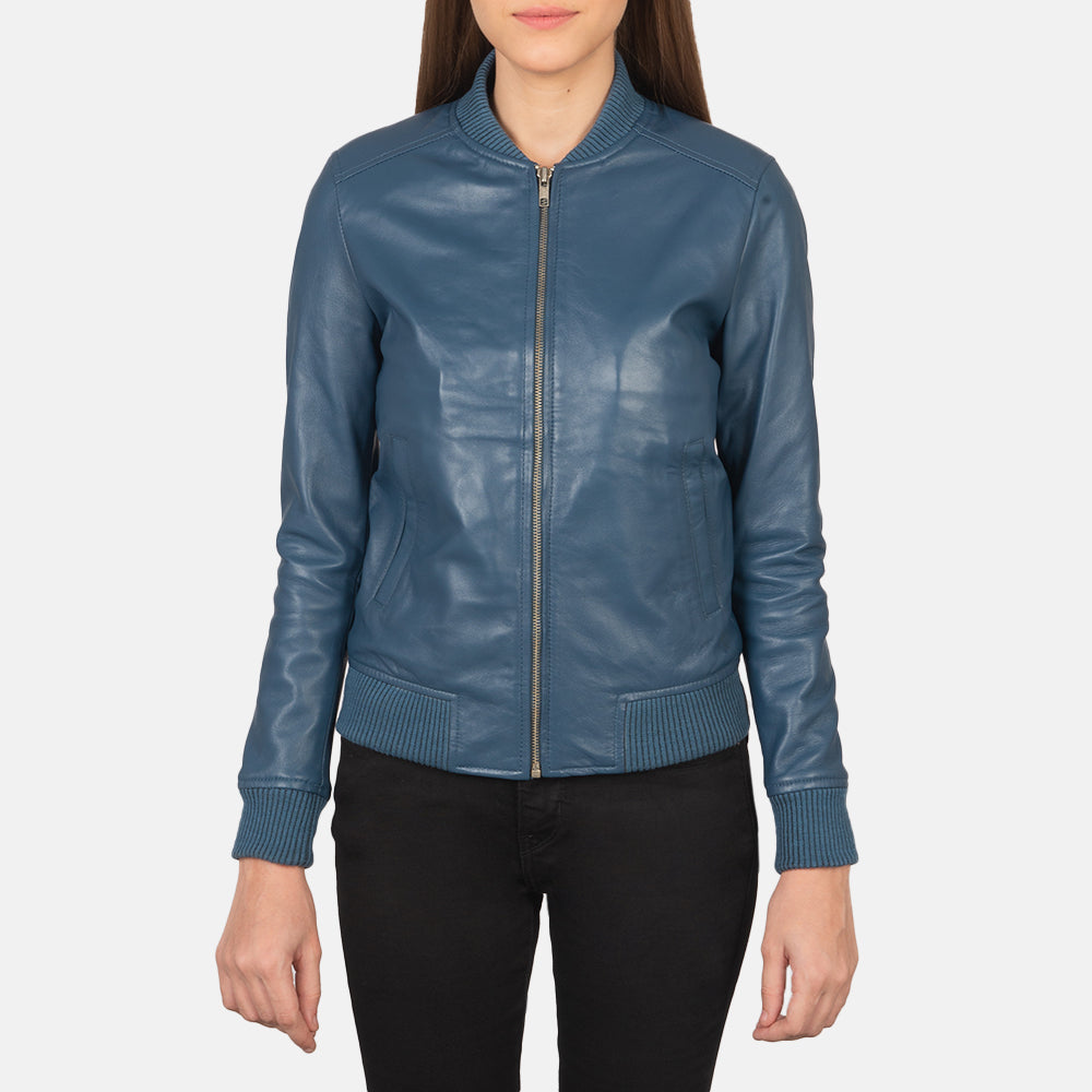 
Крупный план деталей of Varsity - Rib Knit & Zipper with Wind Flap Hardware on Bliss Синий Кожаный бомбер для Женщин