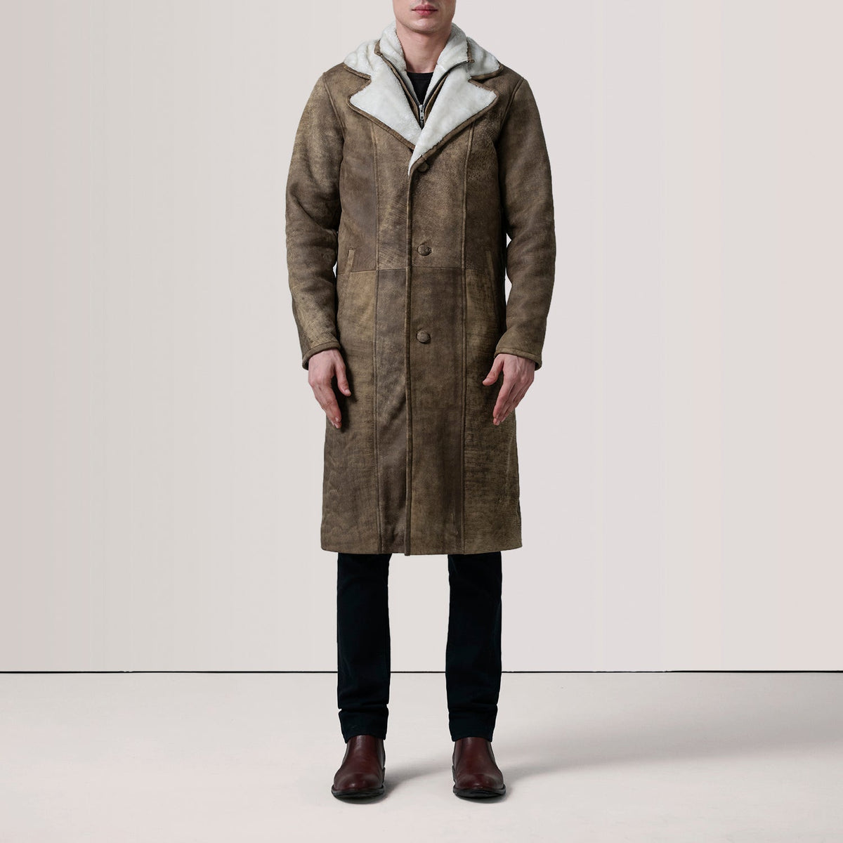 Distressed Brown Sheepskin Snuffed Aviator Jacket - Вид сзади, подчеркивающий посадку по плечам и ровный край