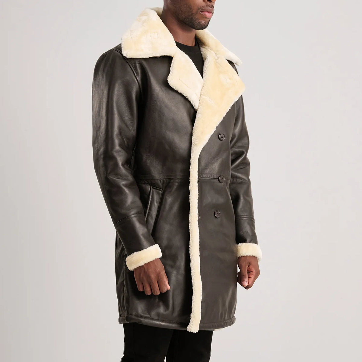 
Как выглядит на человеке:  Charles Brown Suede Leather Shearling Double-Breasted Coat на модели — естественные складки при дневном свете