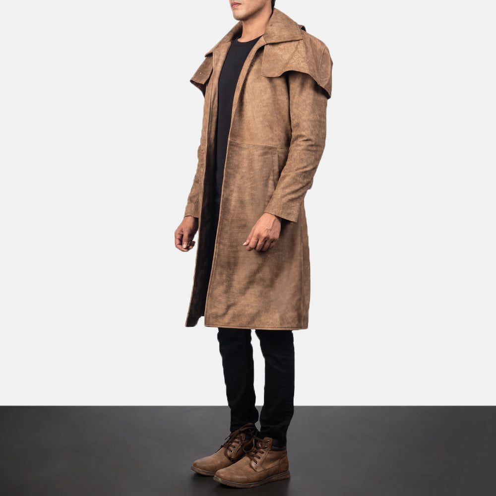 Distressed Brown Sheepskin Snuffed Trench Coat - Вид сзади с идеальной посадкой по плечам и ровным подолом