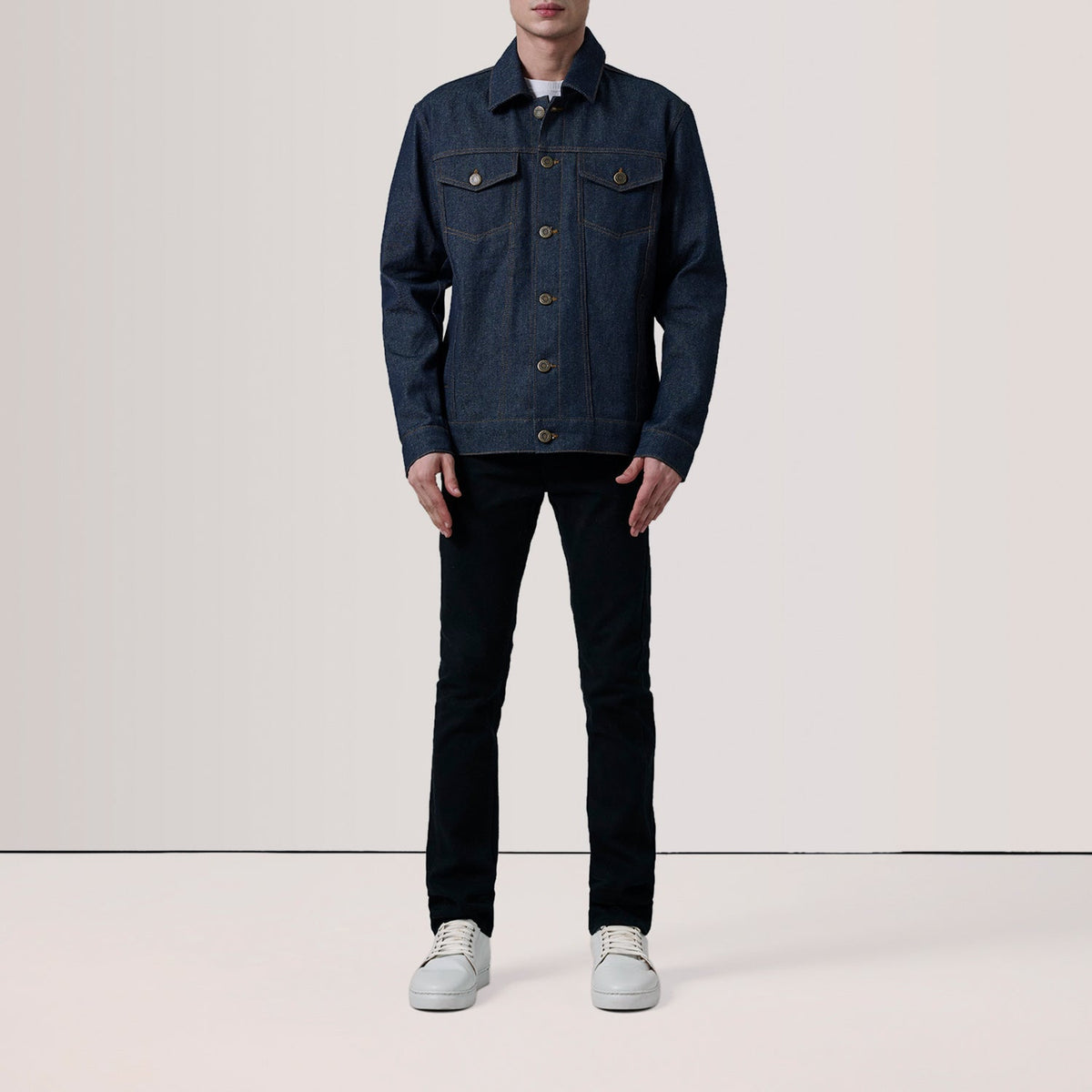 
Indigo Blue Full-Grain leather Jacket - Вид сзади, подчеркивающий посадку по плечам и ровный край