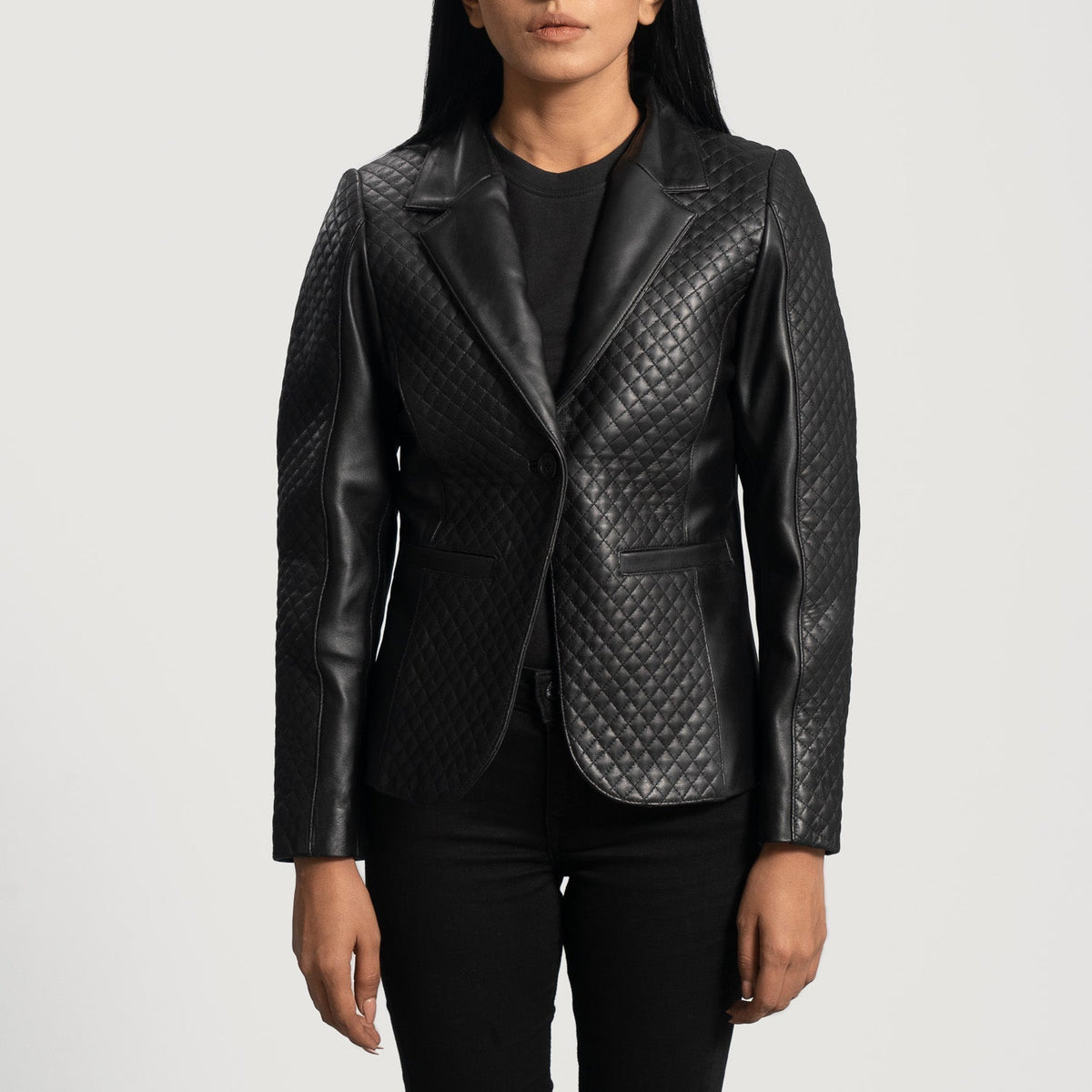 
Cora Стеганый Черный Кожаный пиджак для Женщин in Black Sheepskin Leather - Вид спереди и приталенный силуэт | Купить в официальном онлайн-магазине