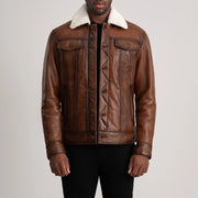 
Dallis Коричневый Leather Shearling Trucker Кожаная куртка для Мужчин in Waxed Brown Sheepskin Leather - Вид спереди и приталенный силуэт | Купить в официальном онлайн-магазине