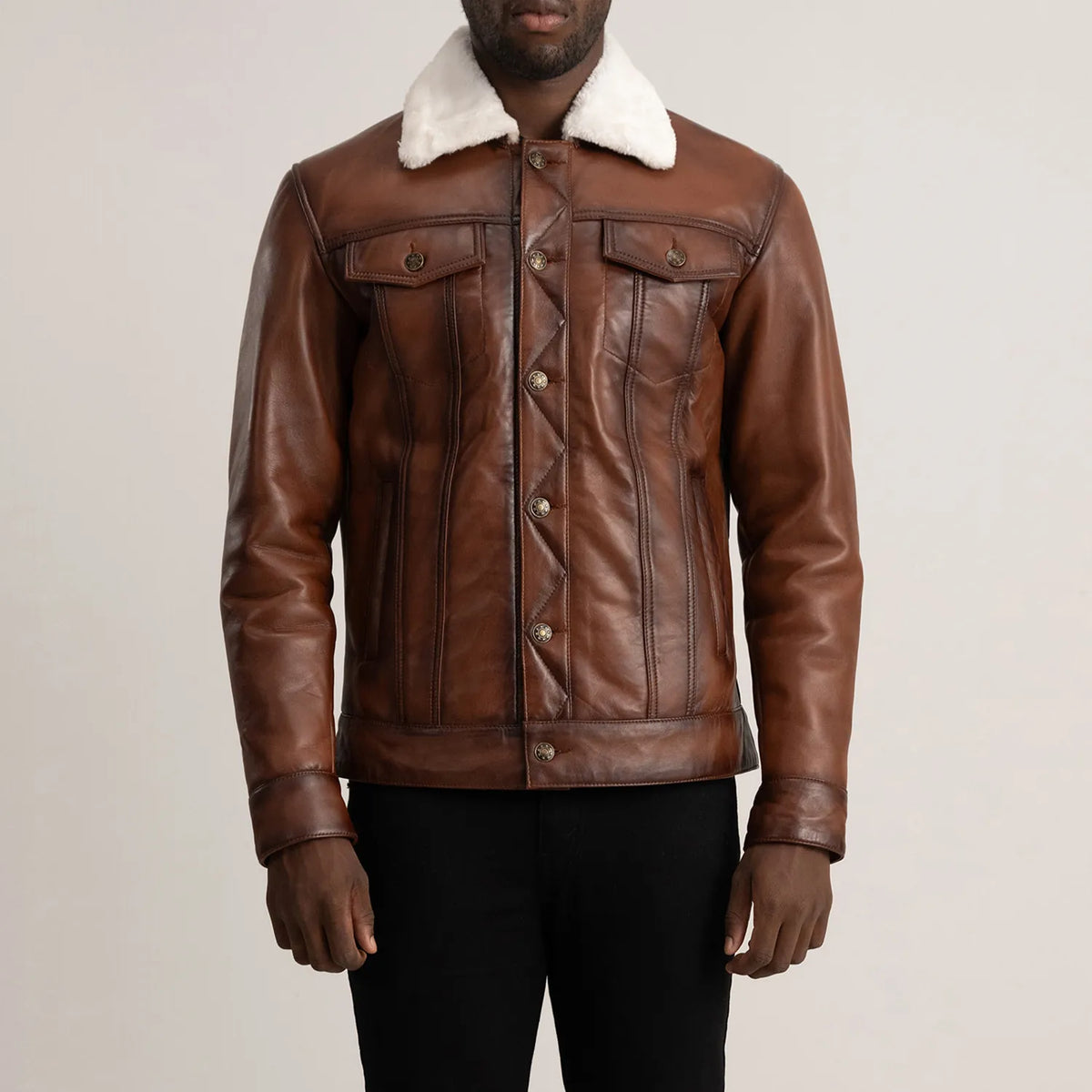 
Крупный план деталей of Classic Collar & Button Hardware on Dallis Коричневый Leather Shearling Trucker Кожаная куртка для Мужчин