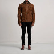 
Dallis Коричневый Suede Shearling Trucker Кожаная куртка для Мужчин - Вид сбоку, демонстрирующий эргономичный крой рукава