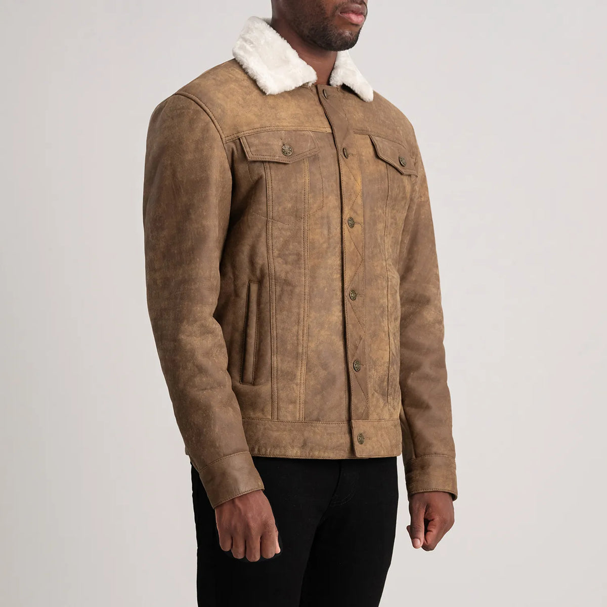 
Dallis Distressed Коричневый Leather Shearling Trucker Кожаная куртка для Мужчин - Вид сзади, подчеркивающий посадку по плечам и ровный край