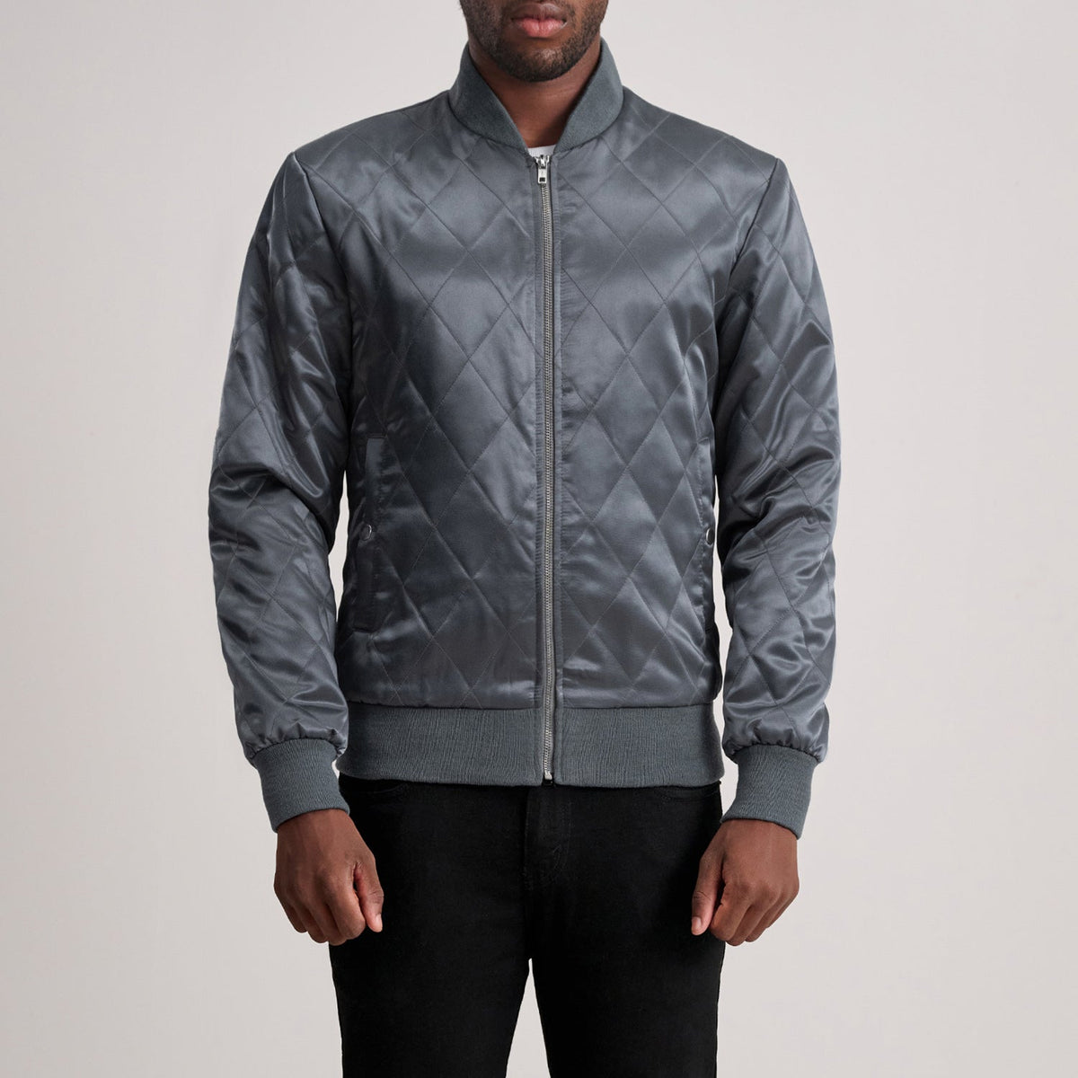 
Danson Стеганый Grey Varsity Кожаная куртка для Мужчин in Grey Satin - Вид спереди и приталенный силуэт | Купить в официальном онлайн-магазине