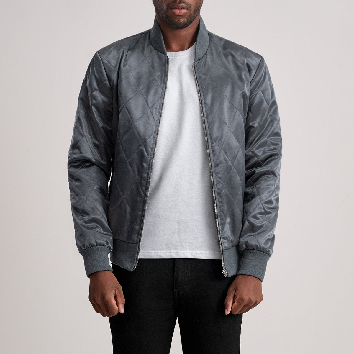 
Danson Стеганый Grey Varsity Кожаная куртка для Мужчин - Вид сбоку, демонстрирующий эргономичный крой рукава