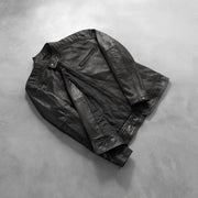 
Как выглядит на человеке:  Dean Черный Кожаная куртка-косуха для Мужчин на модели — естественные складки при дневном свете