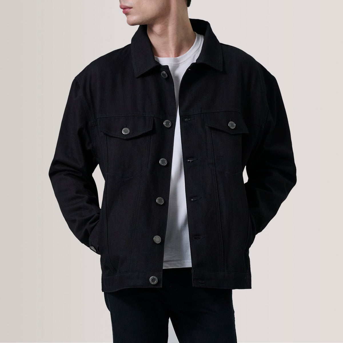 
Eddie Черный Oversized Denim Trucker Кожаная куртка для Мужчин For Men в натуральной черной яловой коже - Вид спереди и приталенный силуэт | Купить в официальном онлайн-магазине