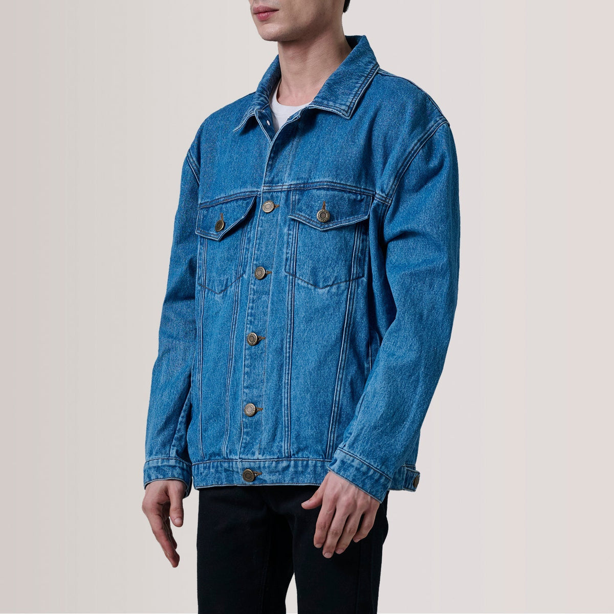 
Eddie Dark Синий Oversized Denim Trucker Кожаная куртка для Мужчин For Men - Вид сбоку, демонстрирующий эргономичный крой рукава
