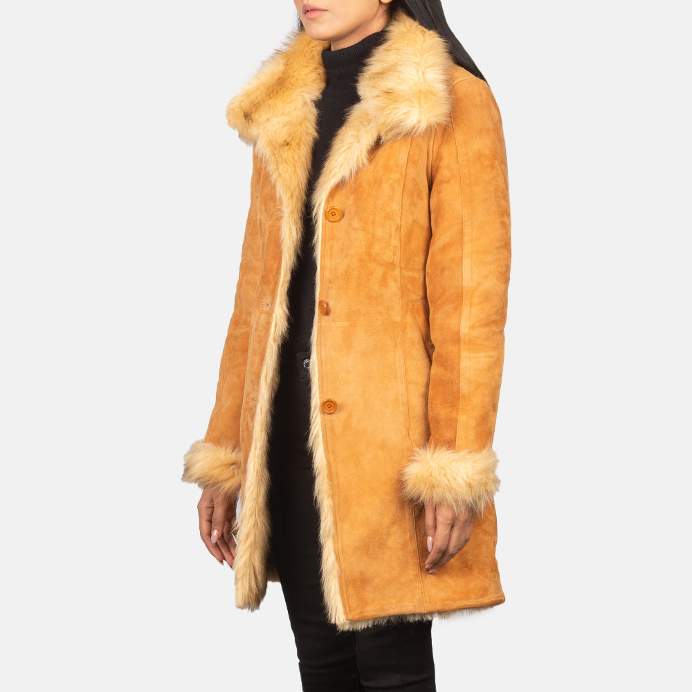 
Distressed Beige Goatskin Suede Leather Coat - Вид сзади, подчеркивающий посадку по плечам и ровный край