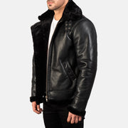 
Как выглядит на человеке:  Francis B-3 Black Leather Bomber Jacket на модели — естественные складки при дневном свете