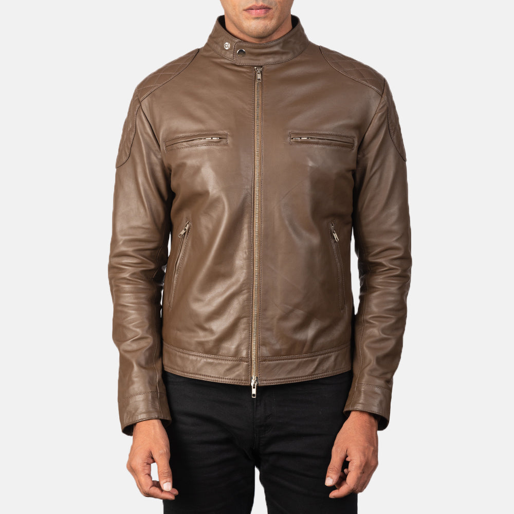 
Крупный план деталей of Band with snap buttons & Zipper Hardware on Gatsby Mocha Кожаная куртка-косуха для Мужчин