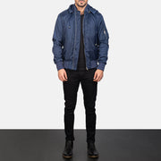 
Blue Hooded Bomber Jacket - Вид сбоку, демонстрирующий эргономичный крой рукава