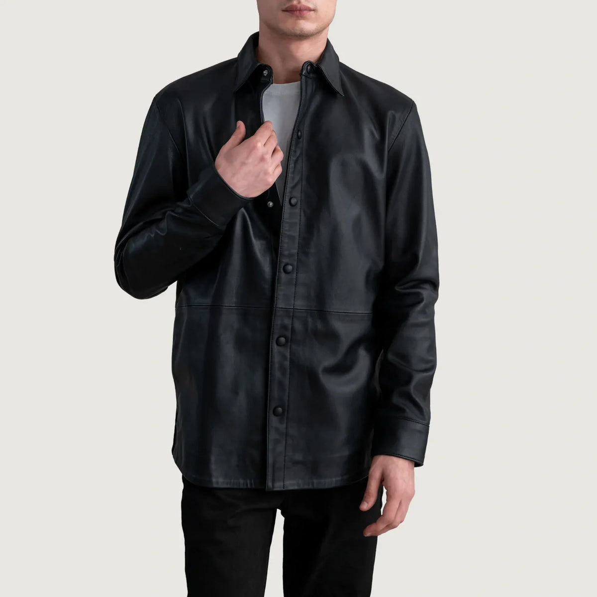 
Haven Black Leather Shirt in Black Sheepskin Leather - Вид спереди и приталенный силуэт | Купить в официальном онлайн-магазине