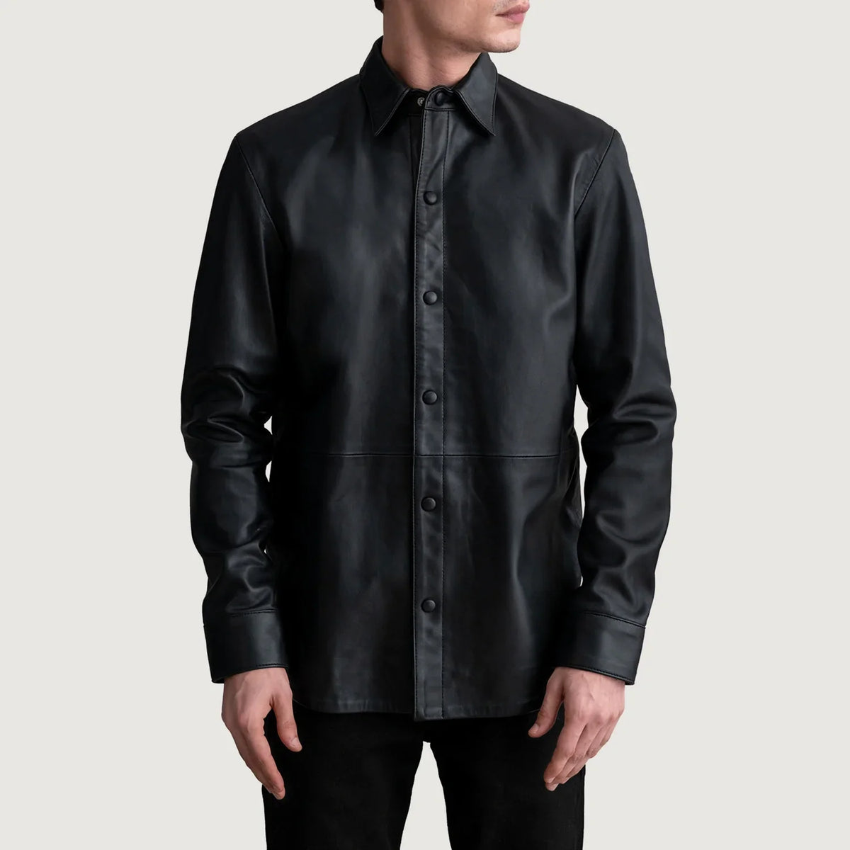
Haven Black Leather Shirt - Вид сбоку, демонстрирующий эргономичный крой рукава