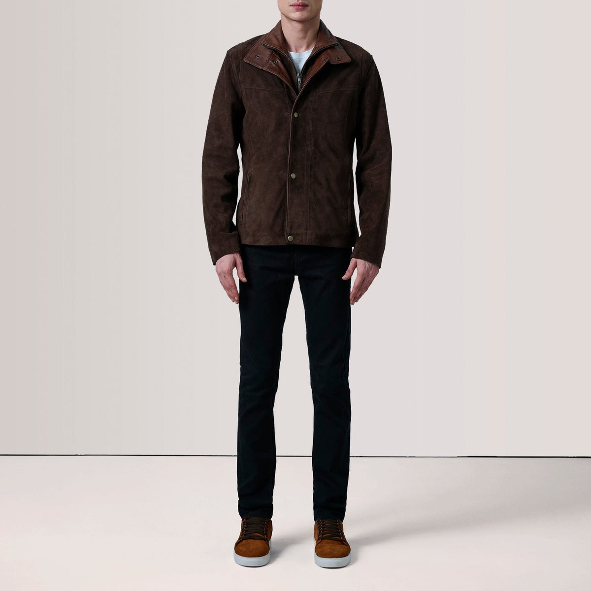 
Как выглядит на человеке:  Henrik Grey Suede Cafe Racer For Men на модели — естественные складки при дневном свете