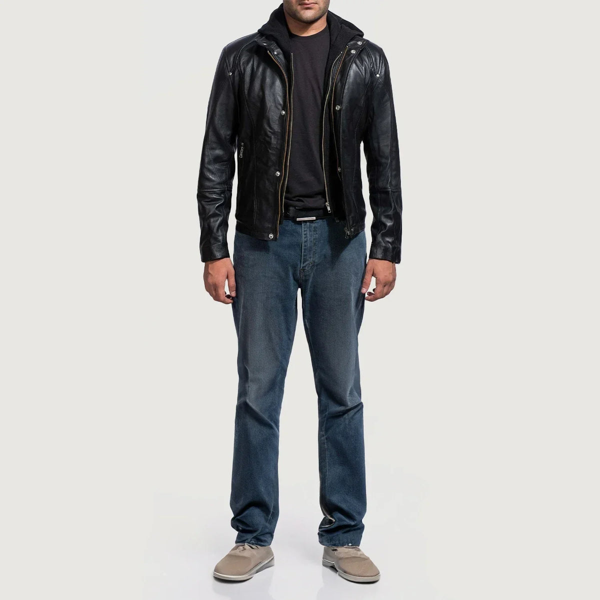 
Highschool Black Leather Jacket - Вид сбоку, демонстрирующий эргономичный крой рукава