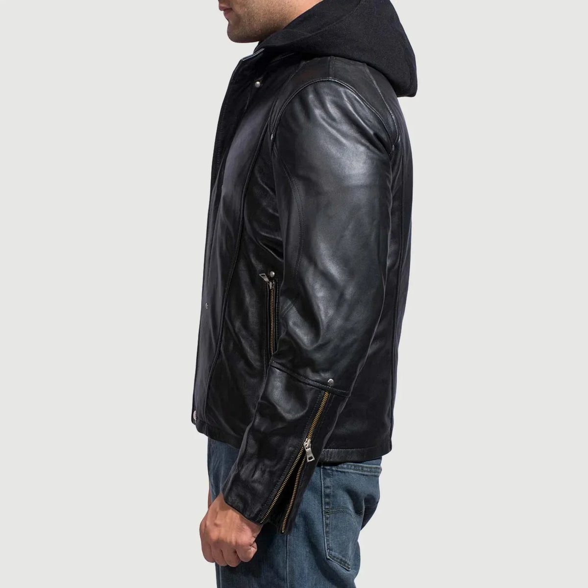 
Крупный план воротника-стойки с кнопкой и молний на Highschool Black Leather Jacket