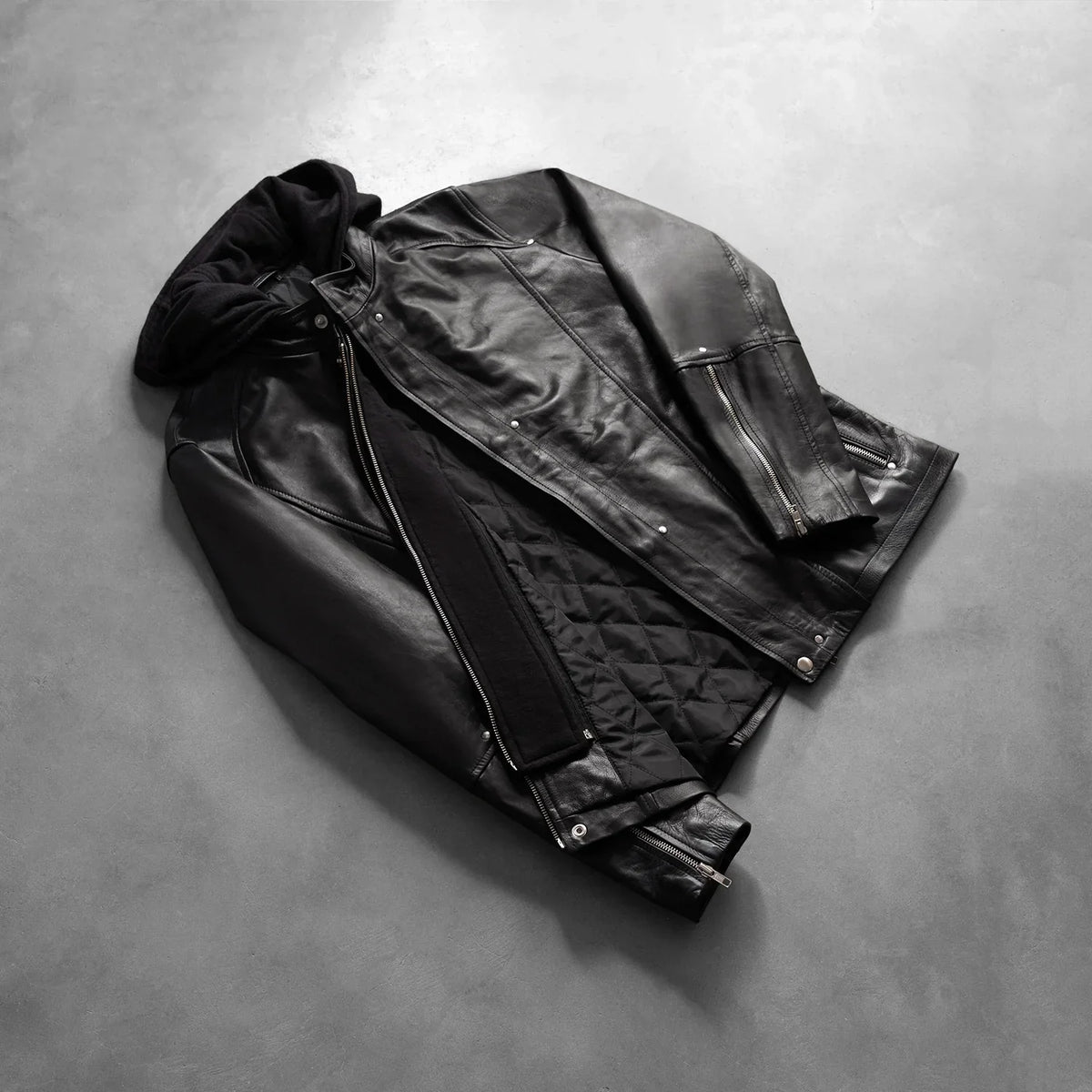 
Мастерство обработки подола и швов на Highschool Black Leather Jacket