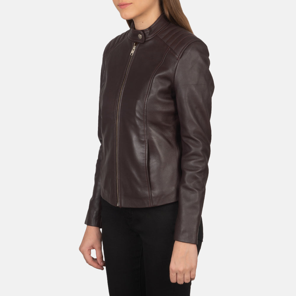 
Как выглядит на человеке:  Kelsee Navy Blue Suede Biker Jacket на модели — естественные складки при дневном свете