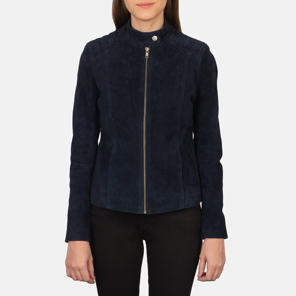 
Крупный план воротника-стойки с кнопкой и молний на Kelsee Navy Blue Suede Biker Jacket
